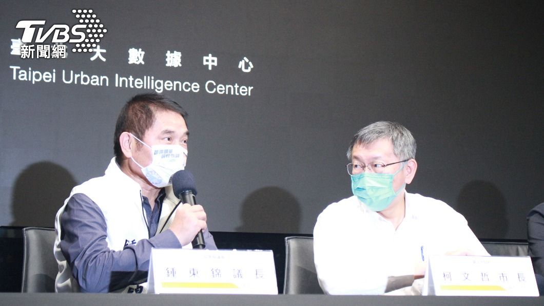 苗栗縣長候選人鍾東錦與台北市長柯文哲會後一同受訪。(圖/方炳超攝)