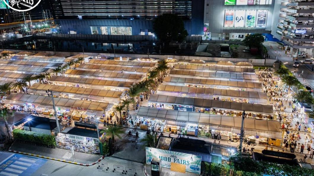 整體夜市以白色為主色調,晚上點燈起來超有氣氛。(圖/JODD FAIRS提供)