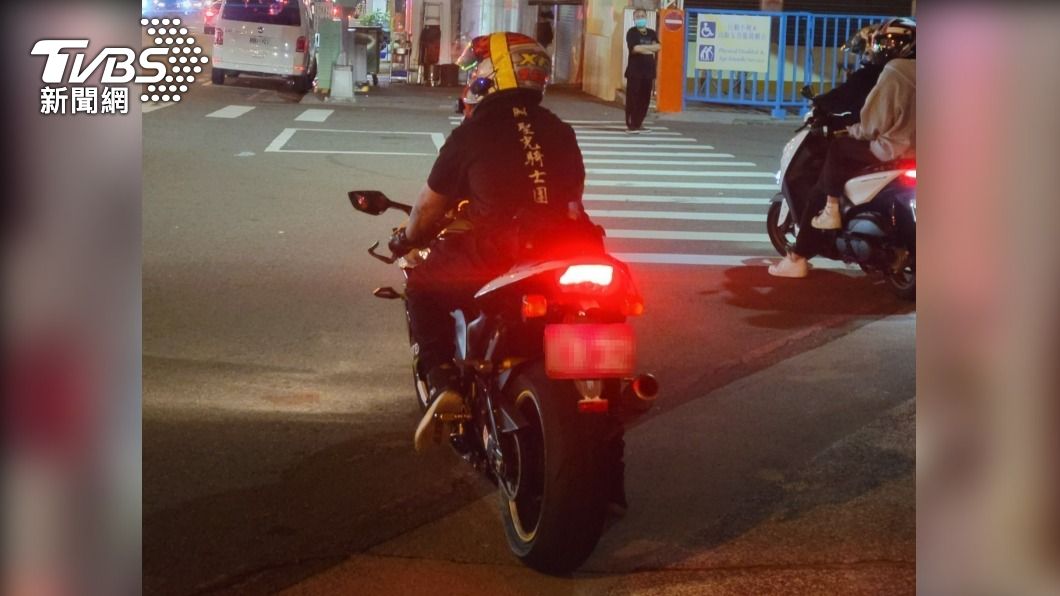 黃男被警方發現其為越級駕駛。(圖/TVBS)