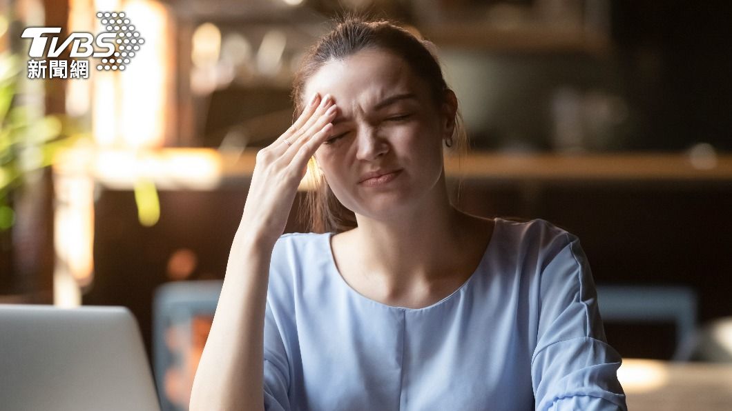 頻繁使用手機恐導致腦部過勞。(示意圖/shutterstock 達志影像)