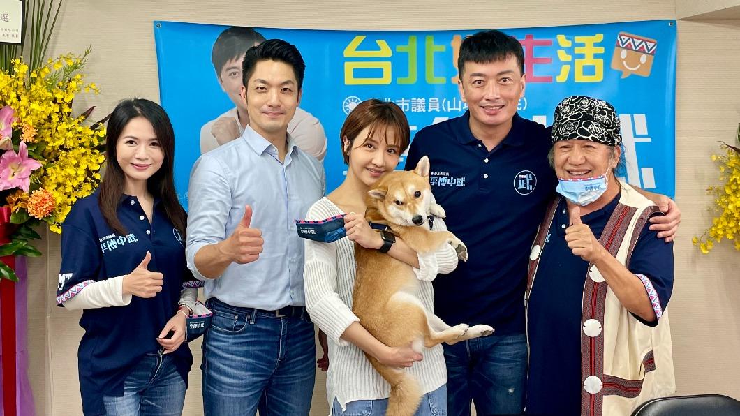 星卉(左一)出席競選活動報平安。(圖/李傅中武競選總部提供)