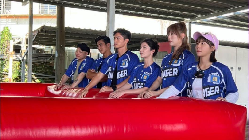 峮峮(右1)擔任隊長。(圖/中視提供)
