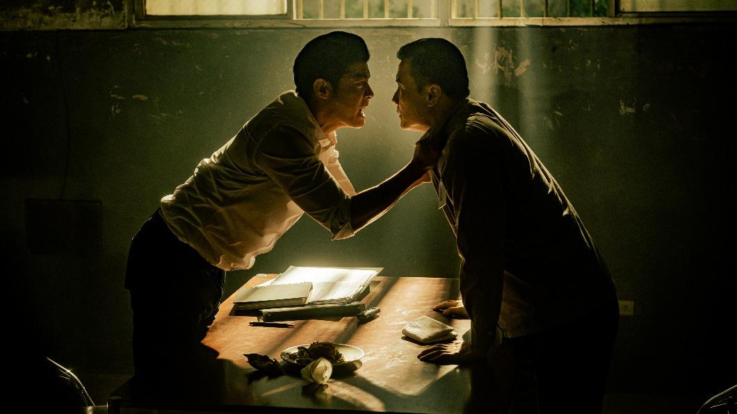 李銘忠(右)、王柏傑(左)主演《台灣犯罪故事》的「生死困局」單元。(圖/Disney+提供)
