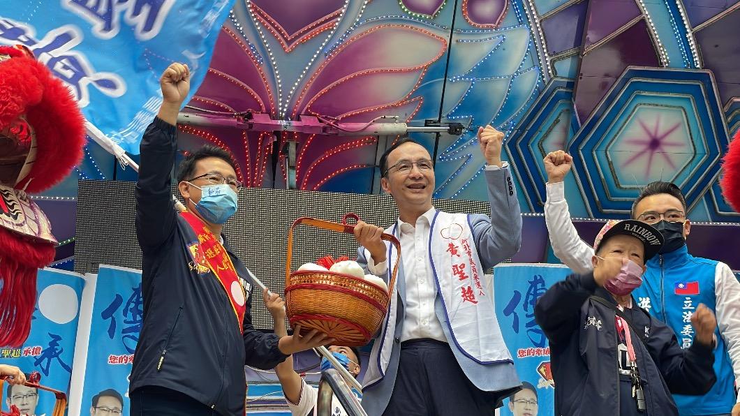 柯文哲、鍾東錦「黑白配」同台 朱立倫:苗栗人挺清白的謝福弘