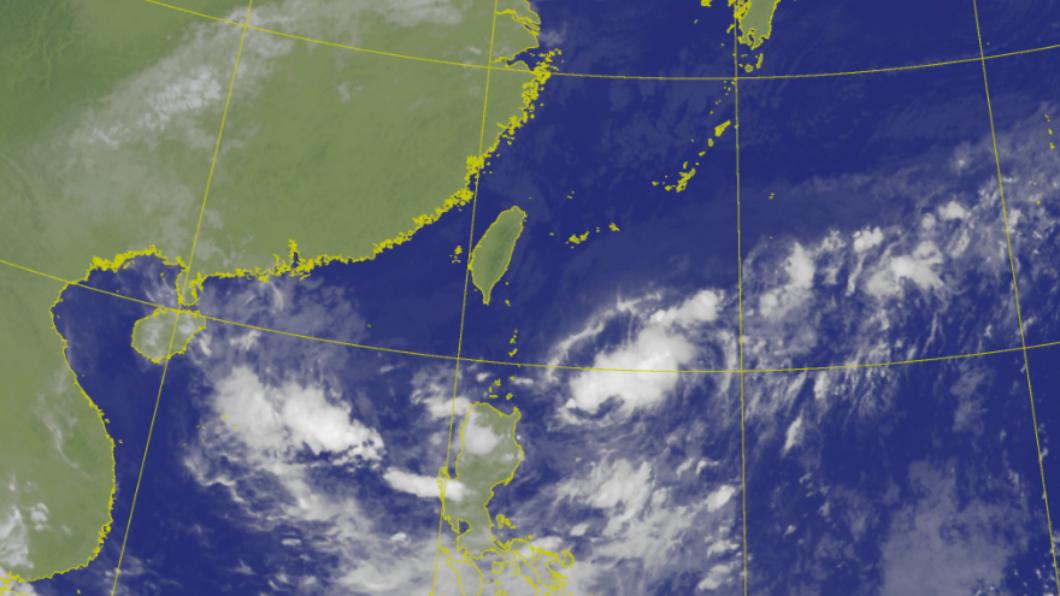 台灣東南方有個熱帶性低氣壓明晚將通過巴士海峽。（圖／中央氣象局）