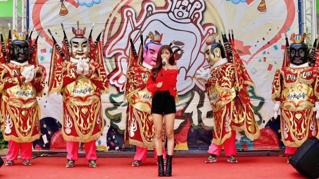 高萱和三太子約定好,因此這次包緊緊。(圖/陳孝志提供)
