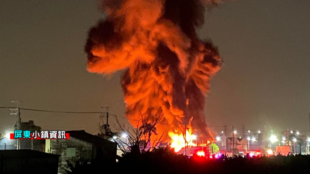 屏東萬丹工廠深夜大火!火球升空竄濃煙 夜空被染紅