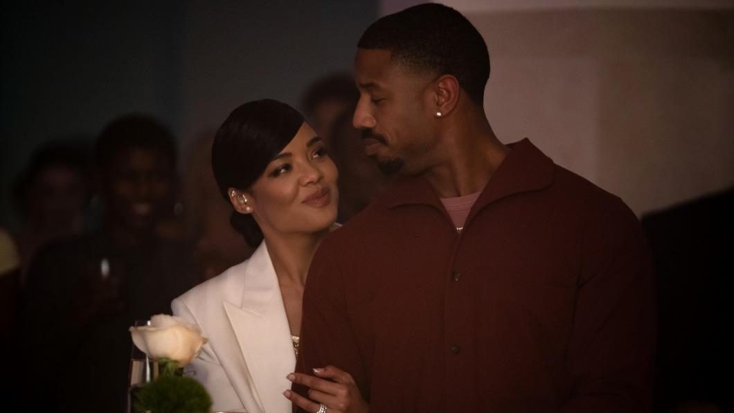 麥可B喬丹(Michael B. Jordan)在《金牌拳手3》中,和妻子碧安卡(泰莎湯普森 飾演)的關係也昇華到另一個階段。(圖/華納提供)