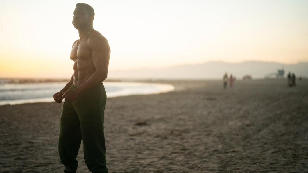 麥可B喬丹(Michael B. Jordan)身材精壯。(圖/華納提供)