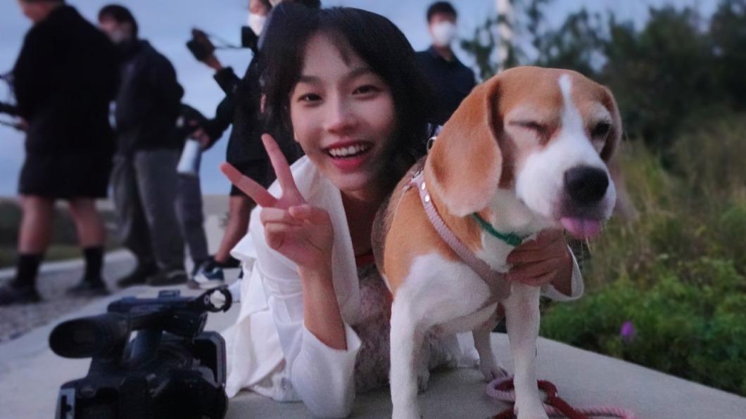 靜芳選在19歲生日當天,宣布將發行個人首張專輯。(圖/宝島唱片行提供)