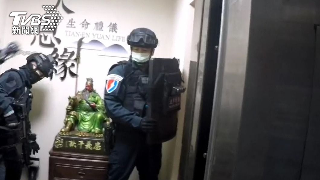 警方上門攻堅。(圖/TVBS)