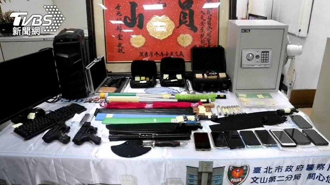 警方查扣犯案工具、手機、保險箱的證物。(圖/TVBS)