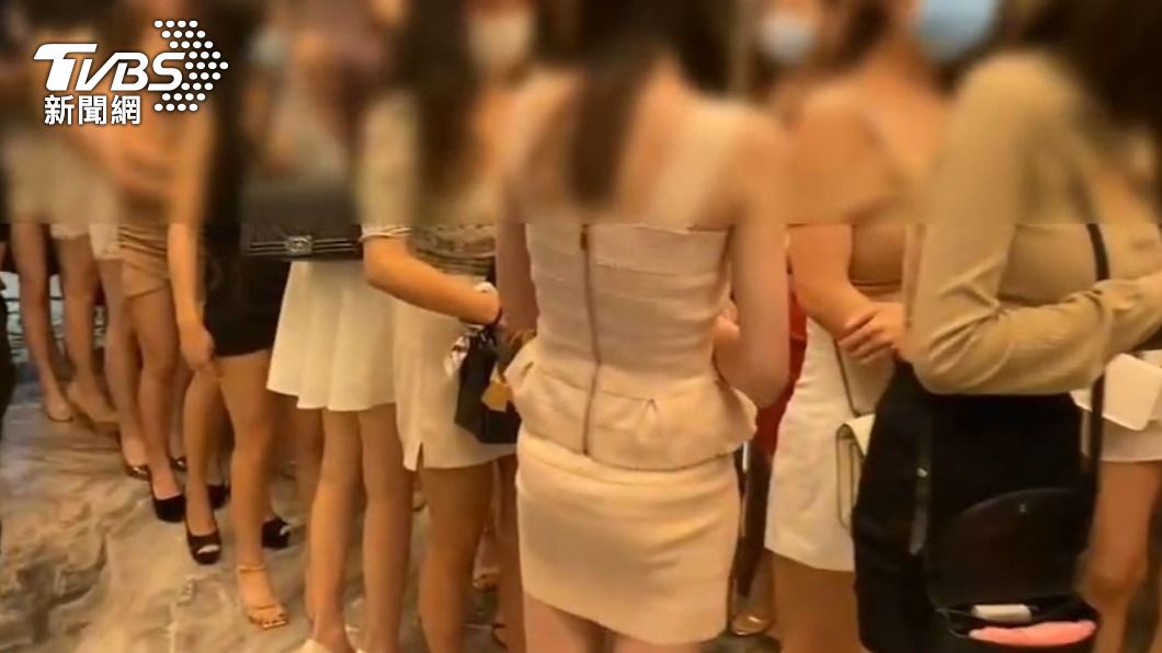 一一查驗小姐身分。(圖/TVBS)