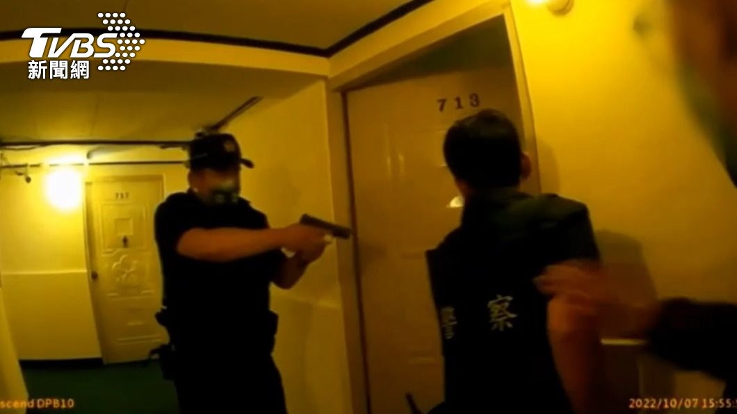 警方持槍攻堅,掃蕩黑派聚集場所。(圖/TVBS)