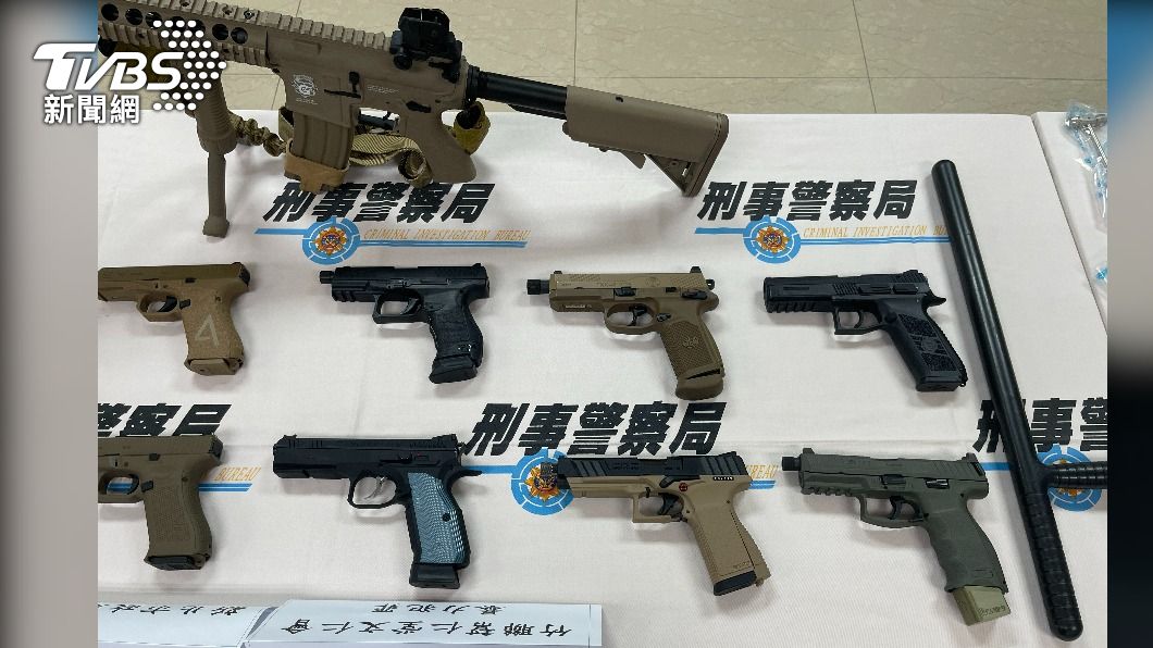 警方掃蕩幫派聚集場所,查扣大批槍械。(圖/TVBS)