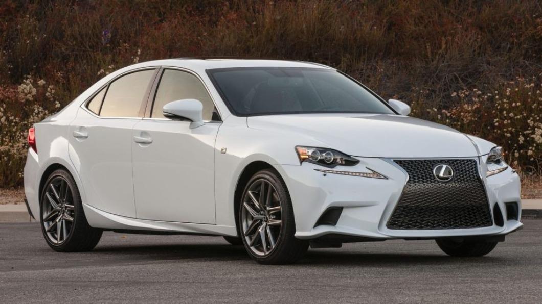 從照片中的車輛內裝推測,車款為日系豪華品牌Lexus所推出的IS車系。(圖/Lexus提供)