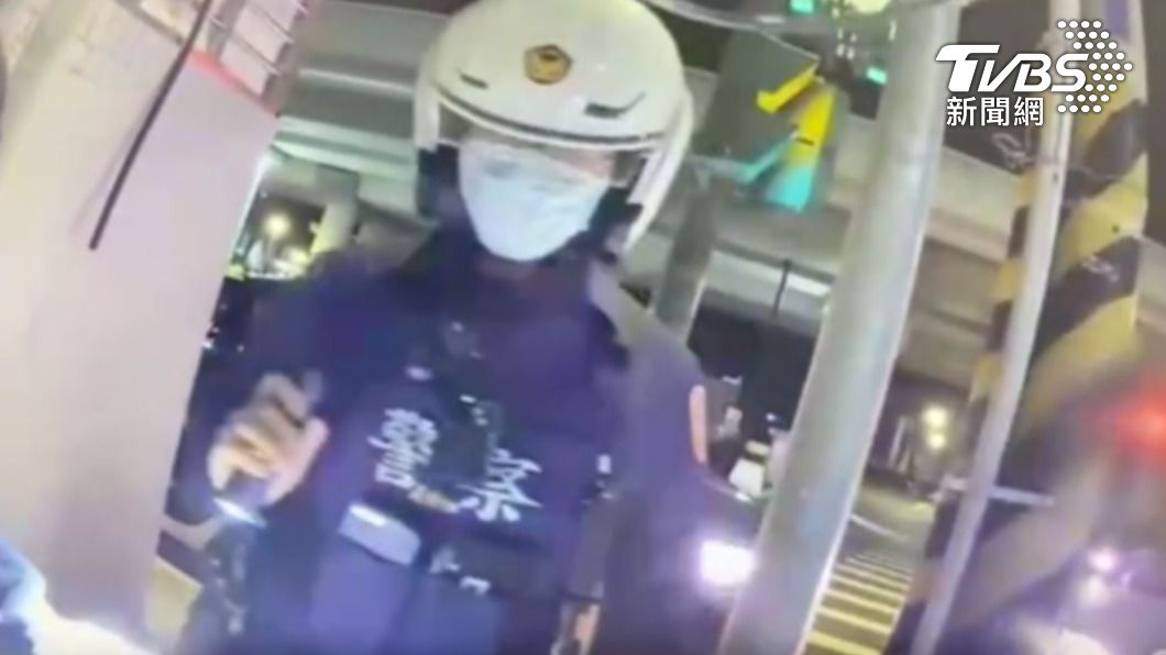 員警查扣刀械,並於他們身上搜出毒品咖啡包。(圖/TVBS)