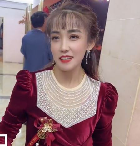 婆婆超跟上時尚,還梳了一個空氣瀏海。(圖/翻攝自微博)