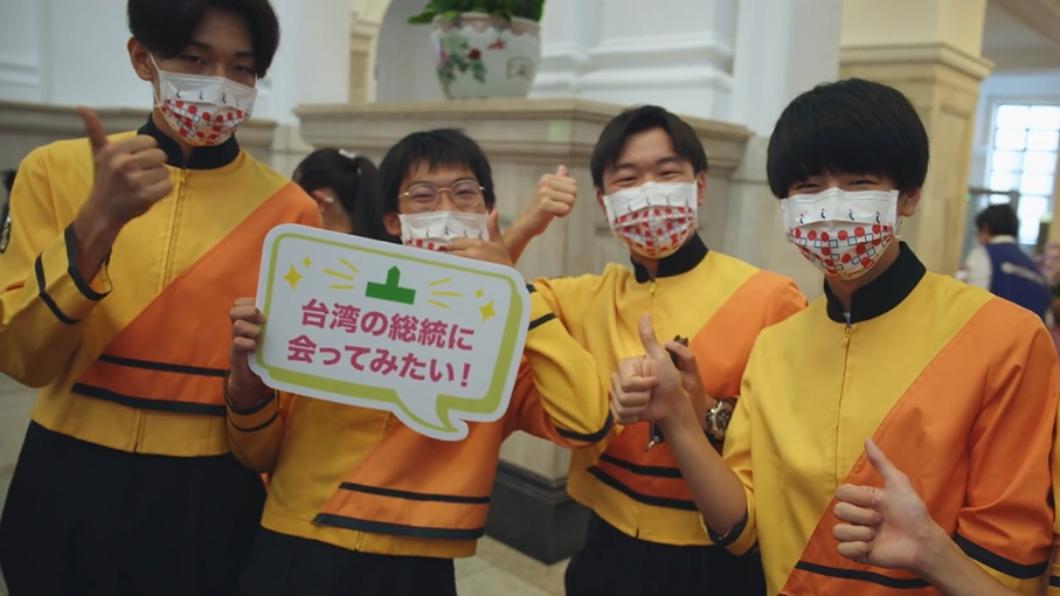 橘高校的男學生們也興奮地舉著「好想見台灣的總統!」的牌子。賣力練習的橘高校學生。(圖/翻攝自日台交流協會臉書)