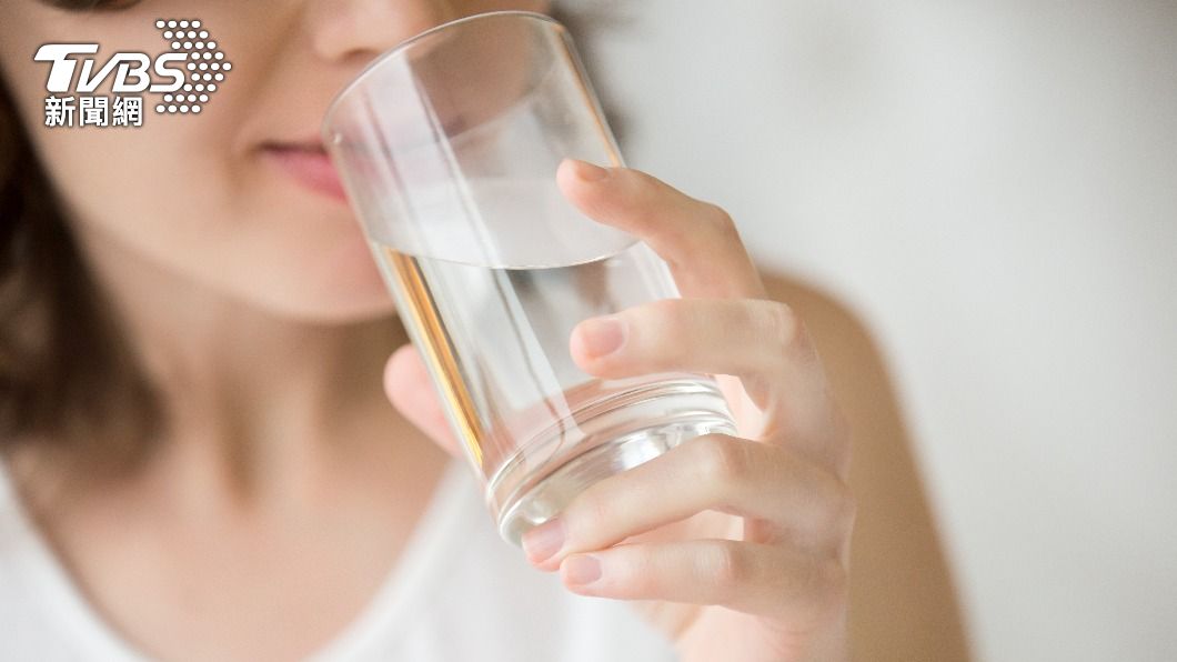 充足飲水能夠增加代謝、改善皮膚狀況。（示意圖，非當事人／shutterstock達志影像）