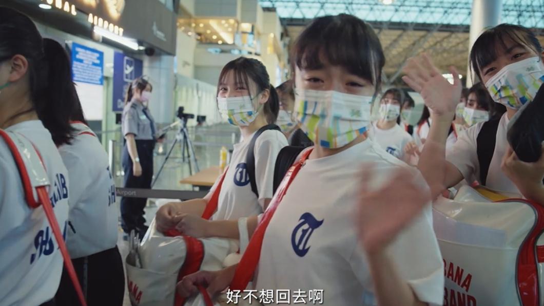 橘高校的學生在臨別時哭喪著臉說「好不想回去啊」。(圖/翻攝自日台交流協會臉書)