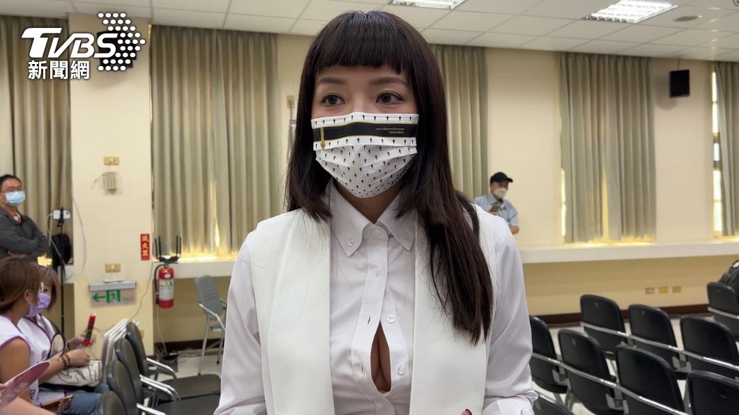 最狂候選人!她爆釦「中空洩乳」抽籤 喊話支持性專區