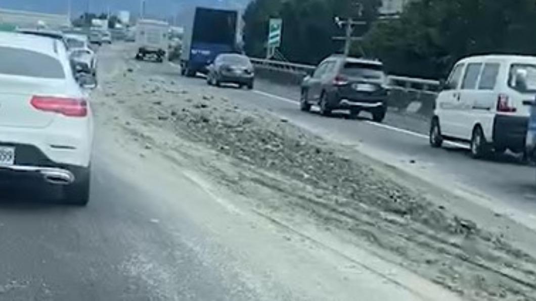 大量砂石散落!國2八德路段「2車道封閉」現場紫爆回堵