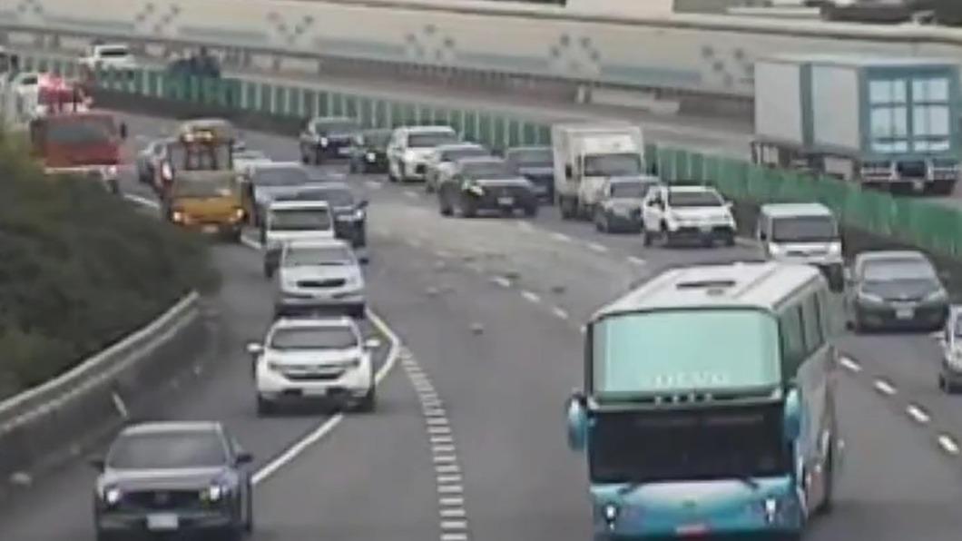 現場車流嚴重回堵。(圖/翻攝自國道即時影像)