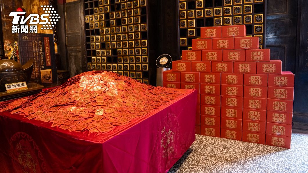 廟方加碼300個金錢母紅包。(圖/武德宮提供)
