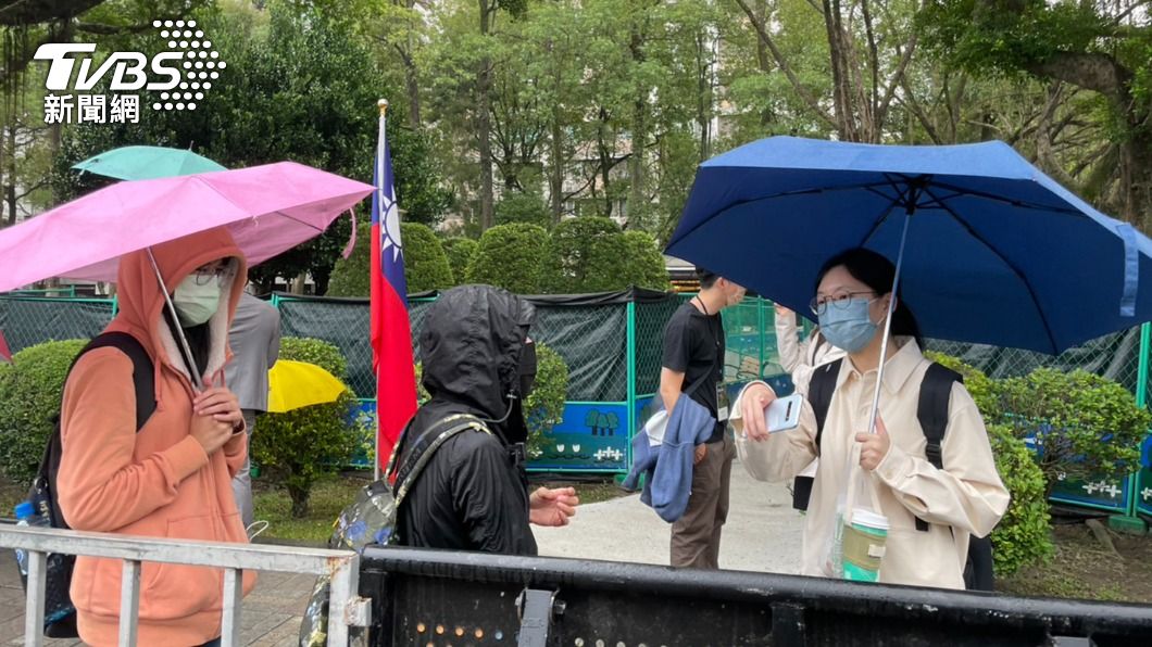 粉絲們撐著傘也要到場支持偶像們。（圖／謝佩樺）