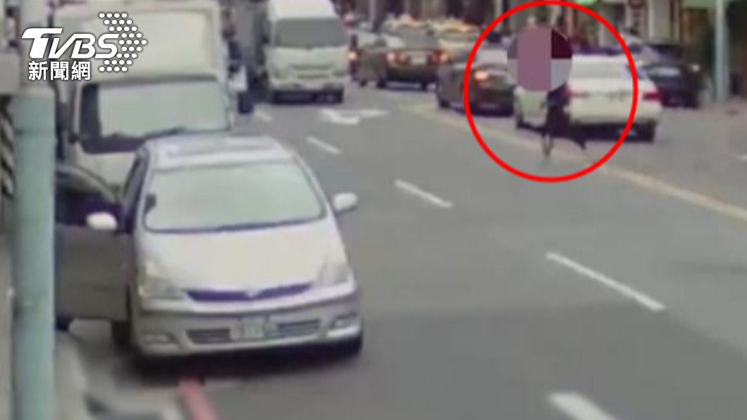 嫌犯趁貨車司機下貨時行竊。(圖/TVBS)