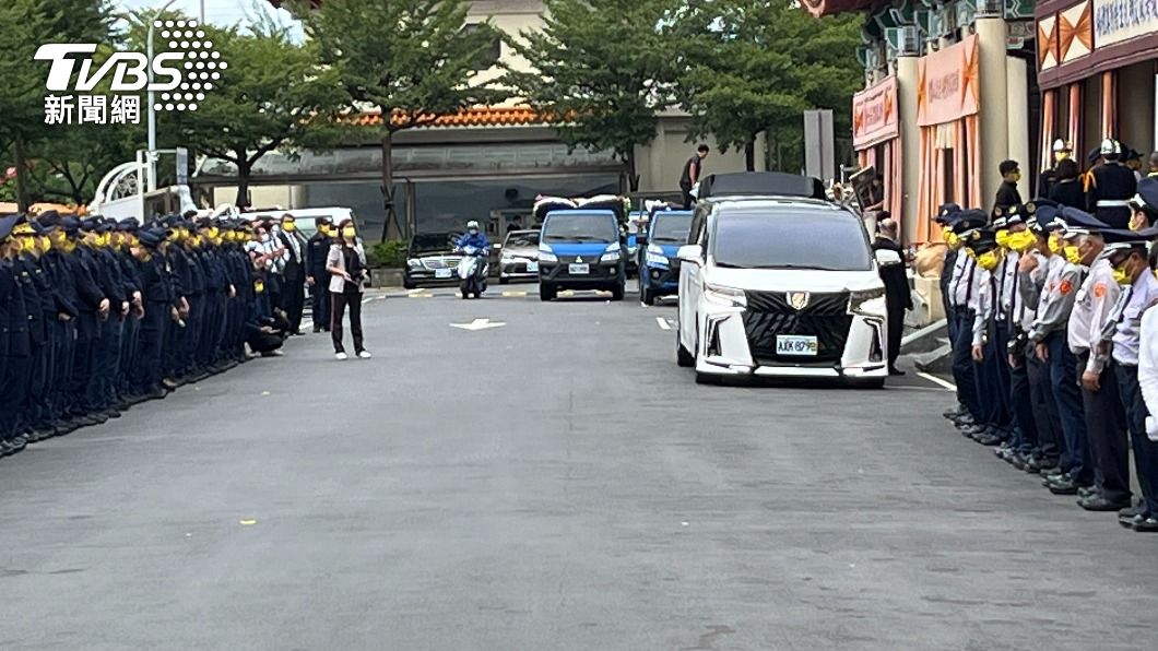大批警員到場列隊為蘇員送別。（圖／TVBS）