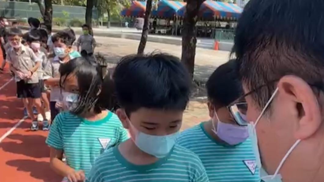 小學生排隊要「他」簽名 黃捷虧:有潛力當幼幼台主持人