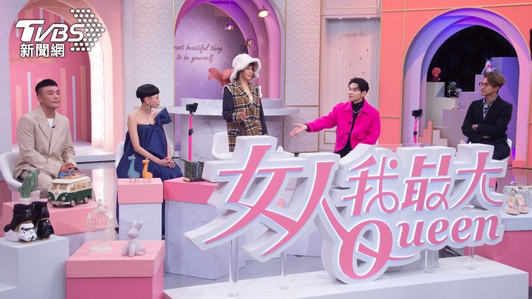 藍心湄（中）領軍達人點評金鐘紅毯。（圖／TVBS）