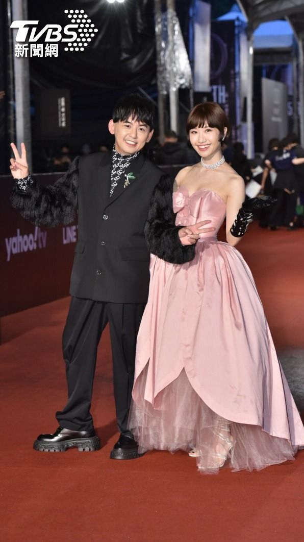 黃子佼（左）與Lulu以《婚禮歌手》入圍金鐘主持人獎。（圖／TVBS黃城碩、梁恩誌攝）