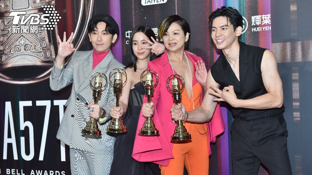 《阮三个3》施名帥、温貞菱、楊貴媚、林柏宏奪下金鐘。(圖/TVBS黃城碩、梁恩誌攝)