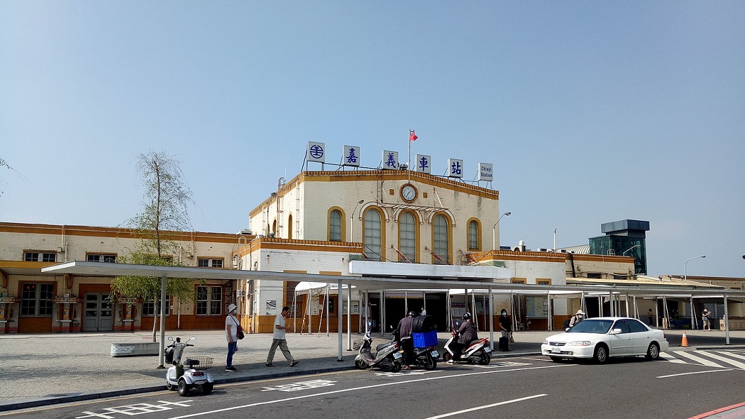 原PO表示一對父母帶著2個不滿6歲的兒子抵達嘉義車站後最後決定北返。(圖/翻攝自維基百科)
