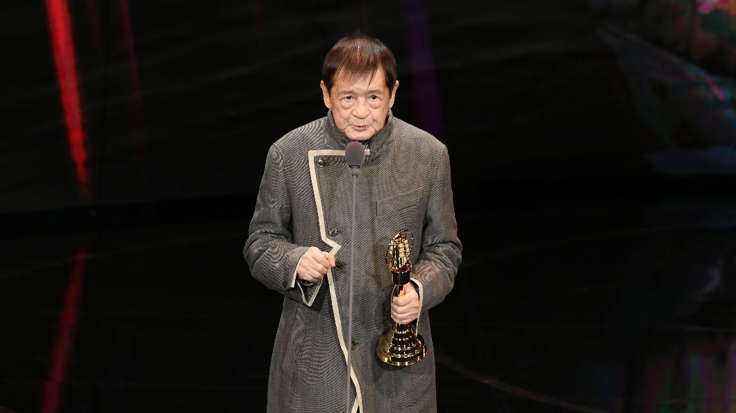 83歲張宗榮獲金鐘「特別貢獻獎」 「我只感謝自己」全場起立歡聲雷動