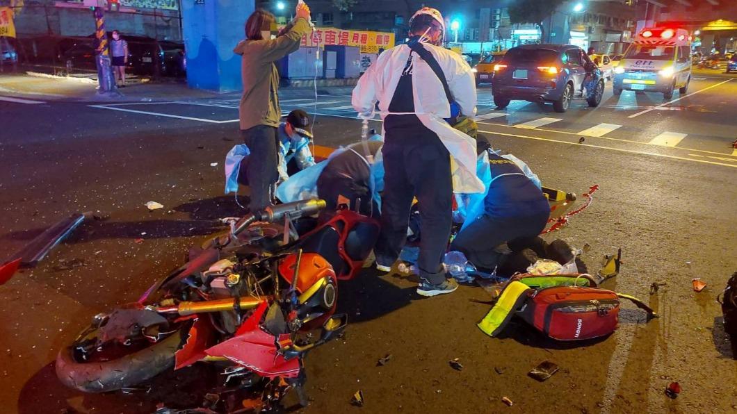 疑未禮讓直行車釀禍 機車路口猛撞休旅車、騎士重摔慘死