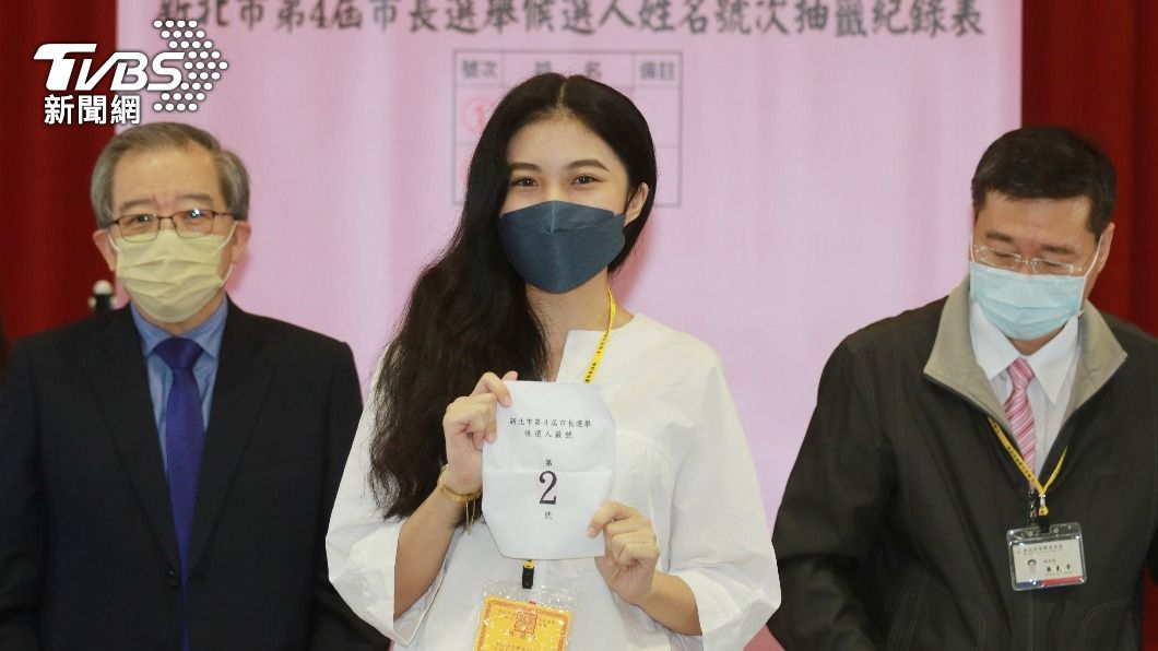 幫侯友宜抽出2號!正妹實習生爆紅 露臉照讓網友暴動