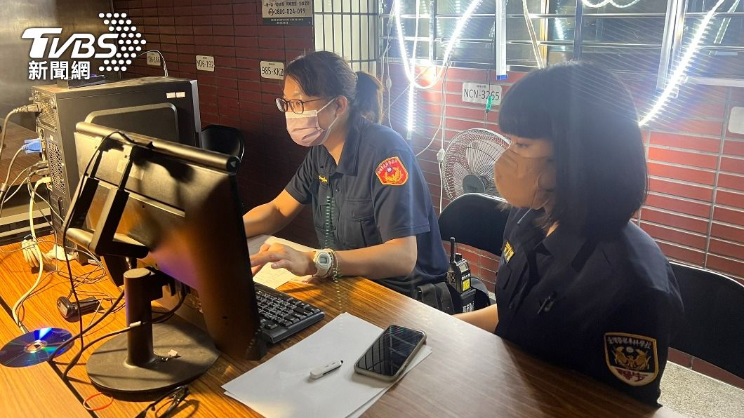 21歲的謝姓女警正在實習中。(圖/TVBS)
