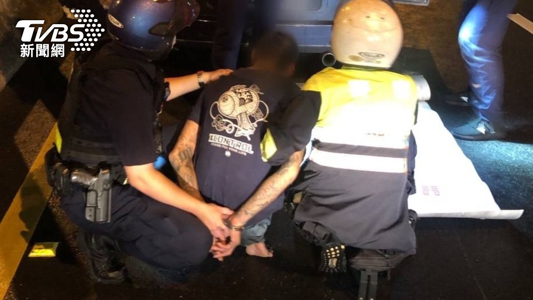 車藏掌心雷!男拒檢狂飆 困台64線堵車狼狽落網