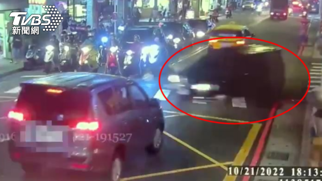 男子車牌逾期遭註銷,遇上員警盤查加速逃逸。(圖/TVBS)