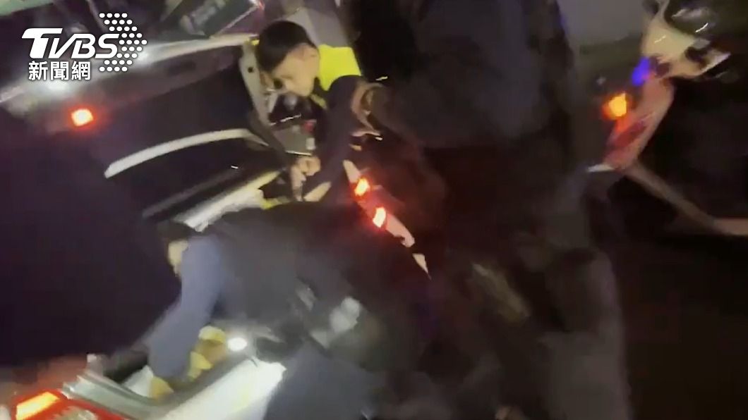 警方搜索賓士車。(圖/TVBS)