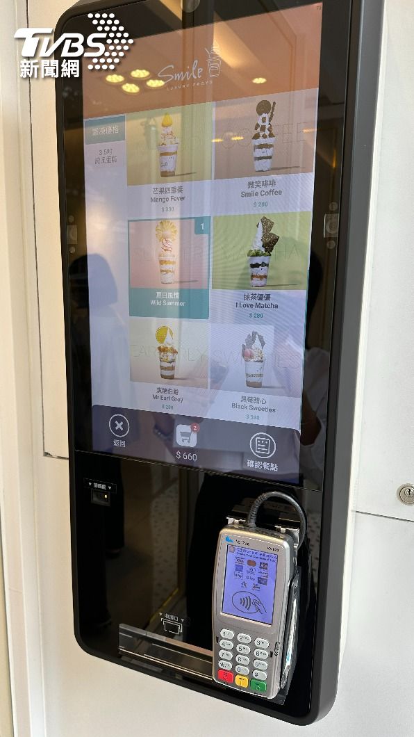 店家採用「Kisok」機,讓消費者自行在店外操作刷卡購買。(圖/葉韋辰攝)