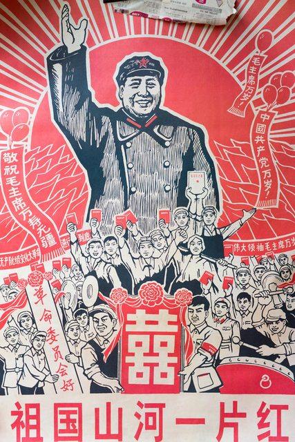 PTT網友認為,民進黨的海報與毛澤東海報頗為相似。(圖/翻攝PTT)