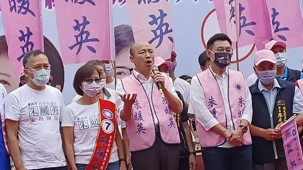 韓國瑜現身台中站台!韓粉暴動搶握手擠現場 連鞋都飛了