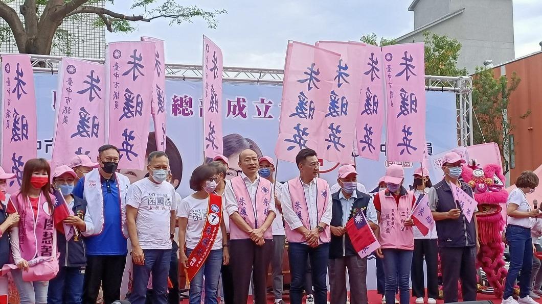 韓國瑜開心站台。（圖／朱暖英團隊提供）