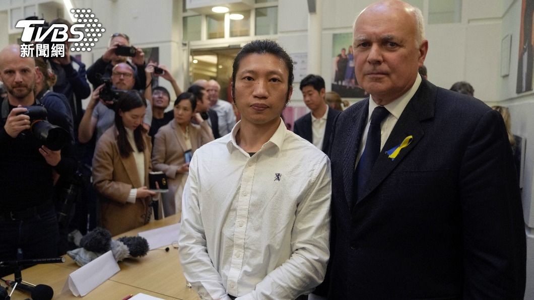 遭拖進中國領事館內的香港示威者(左),與英國議員史密斯(右)受訪。(圖/達志影像美聯社)