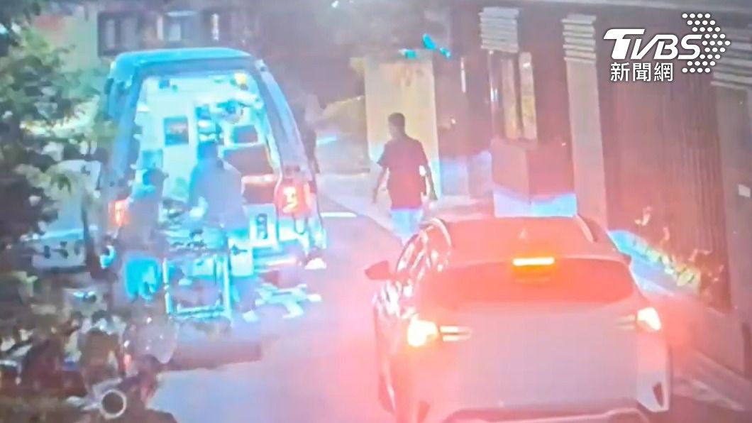 警消到場將李男強制送醫。(圖/TVBS)